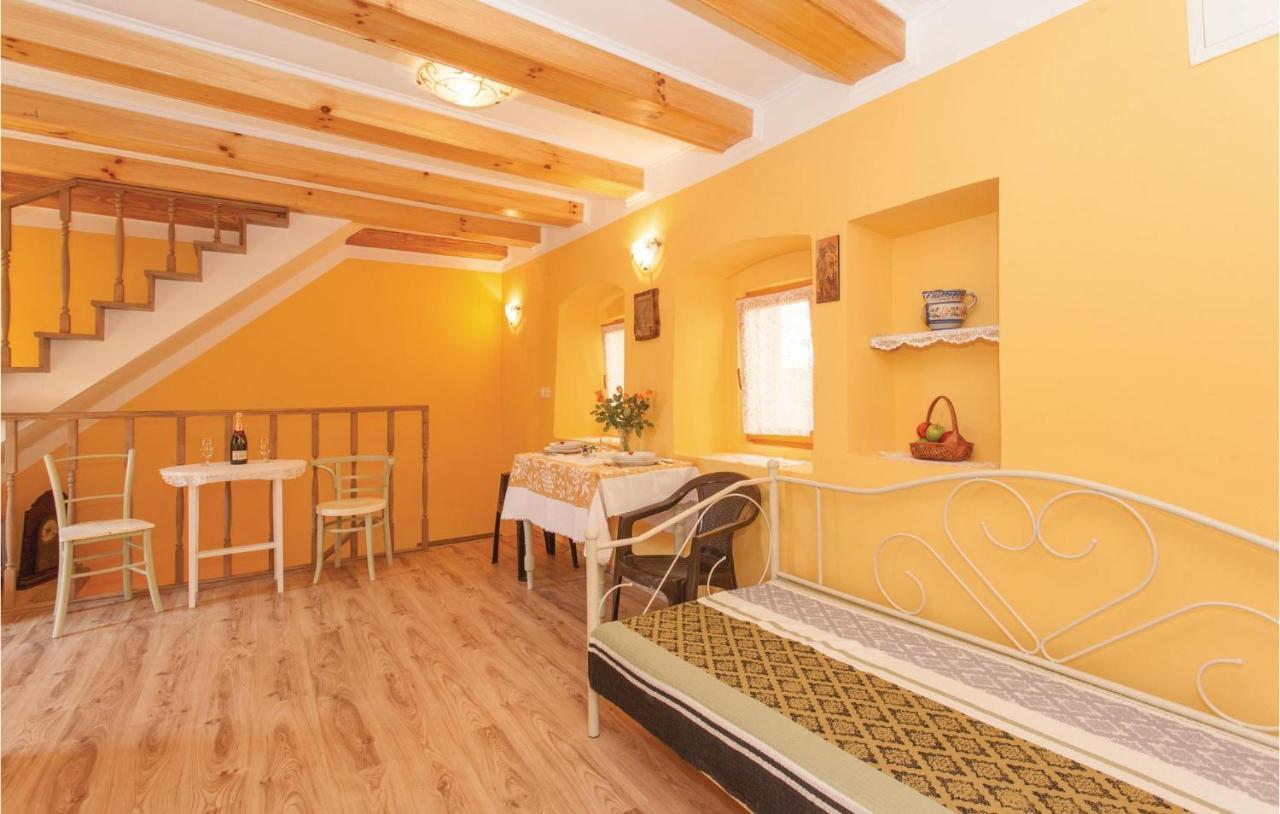 1 Bedroom Beautiful Apartment In Omišalj المظهر الخارجي الصورة